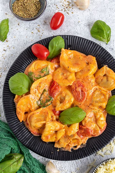 Tortellini mit Tomaten Sahnesoße Käse und Basilikum Meinestube