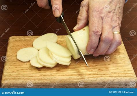 Couper En Tranches Une Pomme De Terre Photo Stock Image Du Blanc