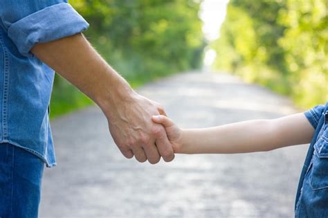 Manos De Un Padre Feliz Y Un Ni O En La Naturaleza En El Parque De