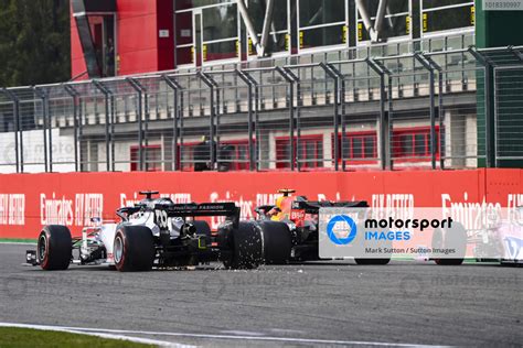 Alexander Albon Red Bull Racing Rb Battles With Daniil Kvyat