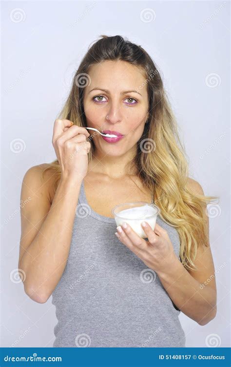 Jeune Fille Blonde Sexy Et Attirante Avec La Cuillère Mangeant Du Yaourt Crème Naturel En