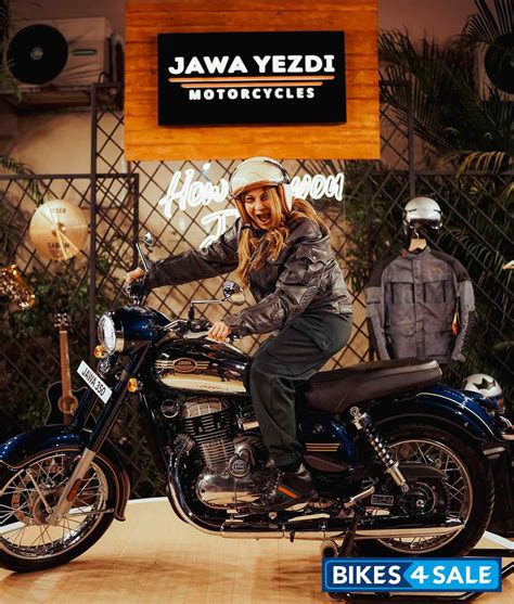 Jawa Yezdi Motorcycles Unveils Jawa 350 Blue At Mahindra Blues Festival Bikes4sale