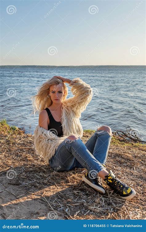 Sinnliche Blonde Vorbildliche Frau In Der Modernen Lebensstilkleidung Sitzt Auf Dem Strand In