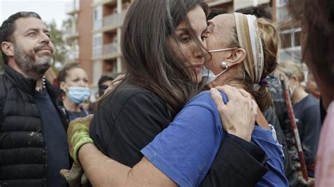 La Reina Letizia Entre L Grimas Durante La Tensa Visita A Paiporta