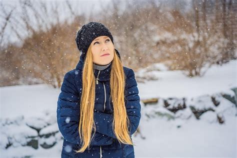 Premium Photo The Woman Was Very Froze In Winter Under Snowfall