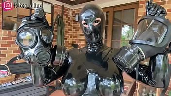 Alien de látex probando máscaras de gas fetiche XVIDEOS