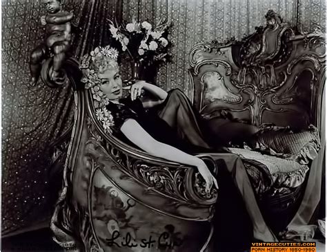 Amateur Naked Vintage Girls Like Being Watc XXX Dessert Picture 2