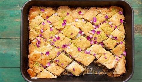 Медовая пахлава с фисташками и грецкими орехами - STMEGI