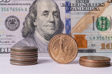 Monedas Americanas En El Fondo De Un Billete De 100 Dólares Foto De