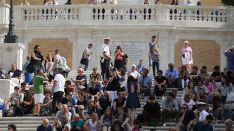 Roma vietato sedersi sulla scalinata di Trinità dei Monti Ora si