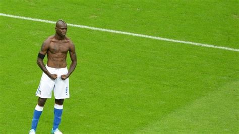 Balotelli L Esultanza Contro La Germania Diventa Statua In Casa Sua