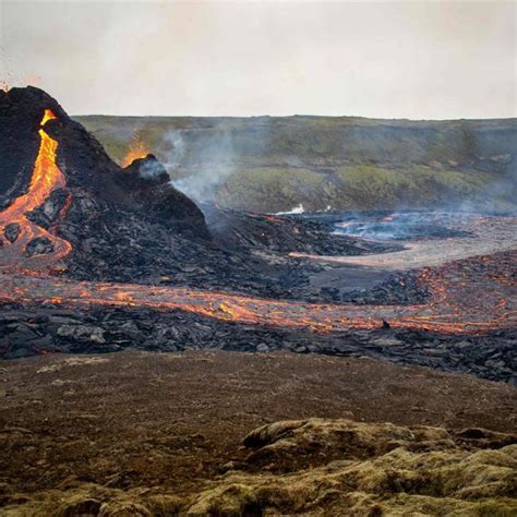 Thousands Flock To Icelands Erupting Volcano