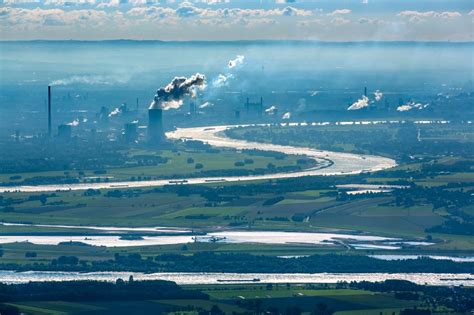 Duisburg von oben Rauchwolken am Horizont über dem