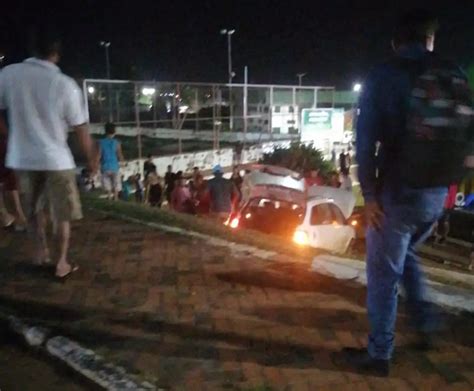 Motorista Perde Controle Do Carro E Vai Parar Em Pra A No Interior Do