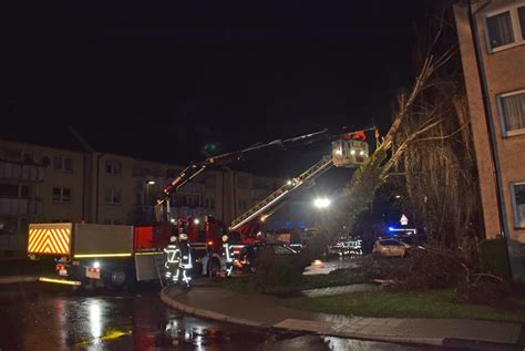 Attendorn Baum St Rzt Auf Haus In Der Soester Stra E Feuerwehr Im