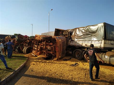 Carretas Colidem Tombam Na Pista E Motoristas Saem Ilesos O Livre