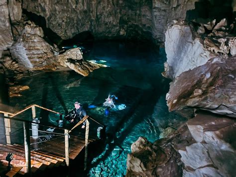 Gruta do Mimoso flutuação numa caverna em Bonito MS