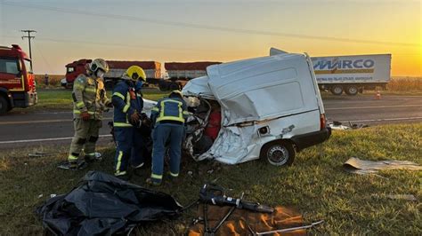 Acidente Entre Tr S Ve Culos Deixa Uma Pessoa Morta Na Pr