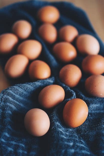 Ovos De Galinha Fresca Marrom Na Toalha De Cozinha Azul Pilha De Ovos