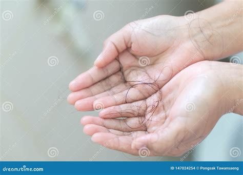 P Rdida De Pelo Del Primer En La Mano De La Mujer En El Cuarto De Ba O