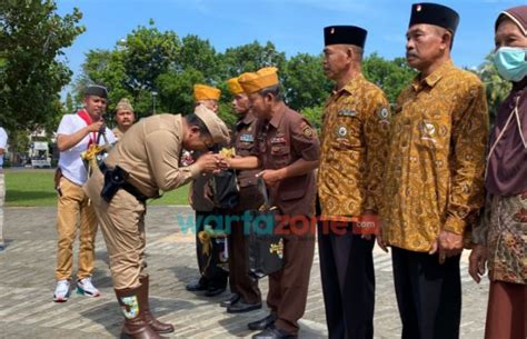 Bupati Bersama Pejabat Di Lingkungan Pemkab Jember Kenakan Pakaian Ala