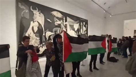 Activistas Protestan Ante El Guernica De Picasso Para Pedir El Fin Del