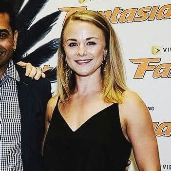 10 Hot Sexy Lora Burke Bikini Pics