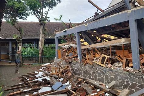 Diterjang Angin Kencang Ruang Kelas SMPN 1 Cicalengka Ambruk Ayo Bandung