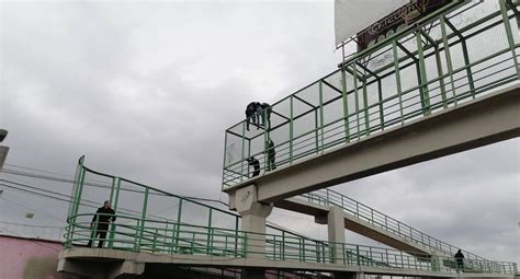 Policías evitan que hombre se arroje desde puente peatonal en Ecatepec