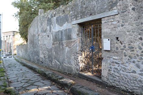 VIII 6 6 Pompeii December 2018 Looking East On Vicolo Delle Pareti