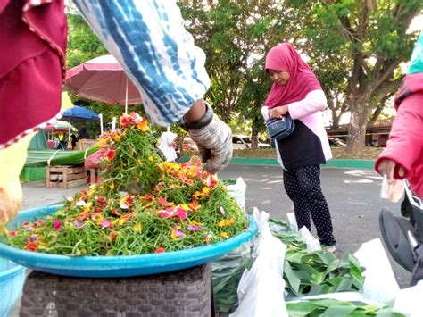 Cerita Mama Fatma Yang Jualan Daun Pandan Demi Hidupi Keluarga Kalesang