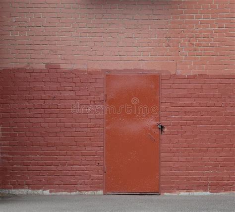 Porta De Metal Castanho Numa Parede De Tijolos Pintada Foto De Stock