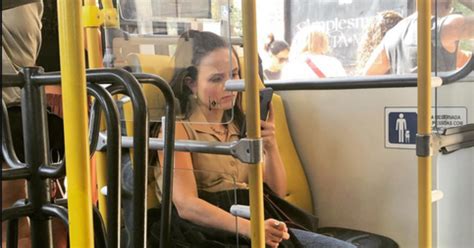 Larissa Manoela compartilha foto em ônibus e surfa nos memes sobre sua