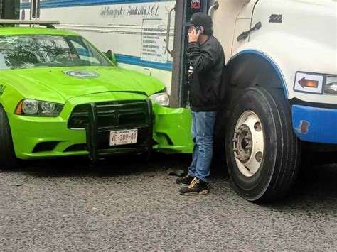 Patrulla de Tránsito y urbano chocan en avenida de Xalapa