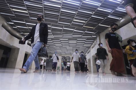 Masjid Istiqlal Dipadati Jamaah Pada Salat Tarawih Pertama Foto