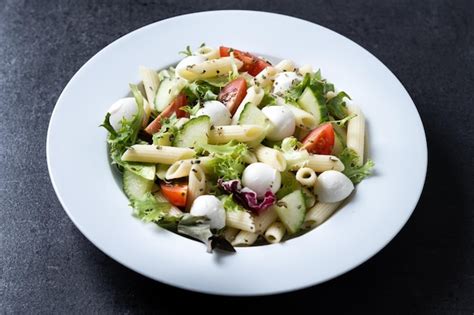 Insalata Di Pasta Con Verdure E Formaggio Mozzarella Su Sfondo Nero