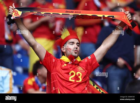 Tifosi Di Spagna Durante La Partita Uefa Euro Di Gruppo B Tra