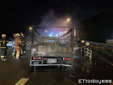 國1汐止段火燒車！小貨車撞油罐車後起火 駕駛慘被燒成焦屍 Ettoday社會新聞 Ettoday新聞雲