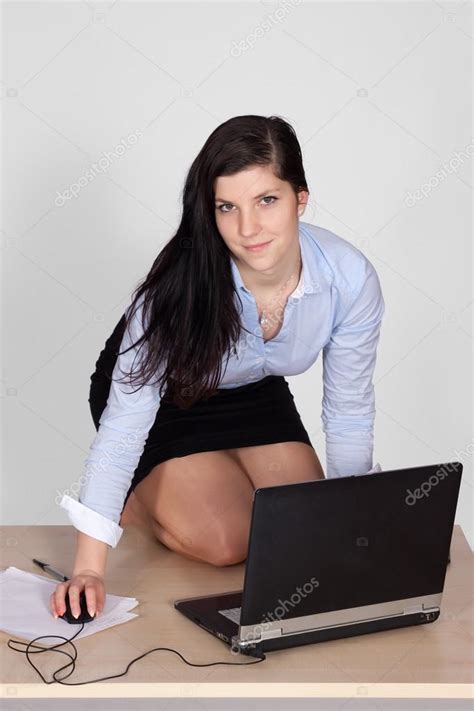 Frau Posiert Hinter Schreibtisch Im Büro Stockfotografie Lizenzfreie