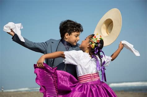 Ni Os Peque Os Bailando Marinera En Huanchaco Trujillo Lima Per Foto