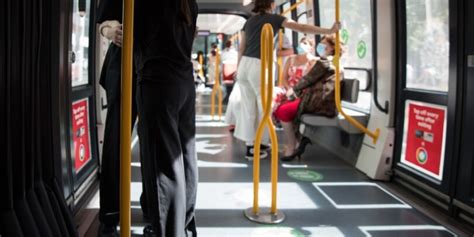 L Autista Dell Autobus Lo Lascia A Piedi Lui Sale Su Un Altro E Va Ad