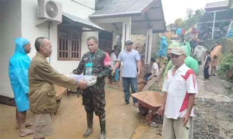 Babinsa Kodim 1504 Ambon Bantu Warga Kena Dampak Longsor