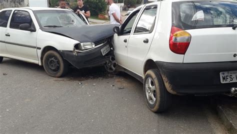 Duas Pessoas Ficam Feridas Em Acidente Entre Dois Carros R Dio Super