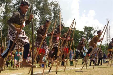 Permainan Tradisional Egrang - ZONA BELAJAR SEKOLAH DASAR