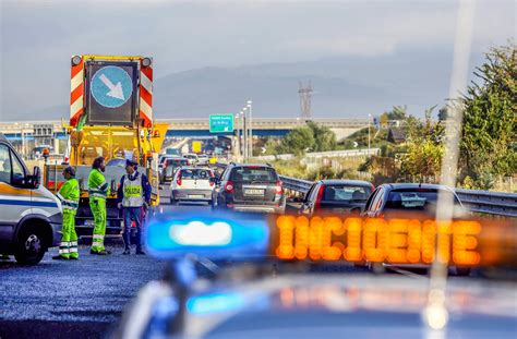 Incidente Sull A Auto Si Ribalta E Finisce Nella Scarpata Estratte