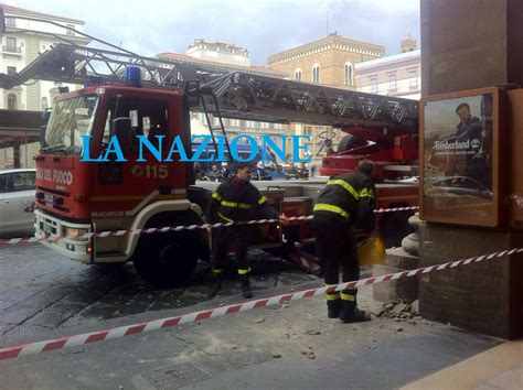 Cadono Pezzi Di Cornicione In Piazza Della Repubblica Area Transennata