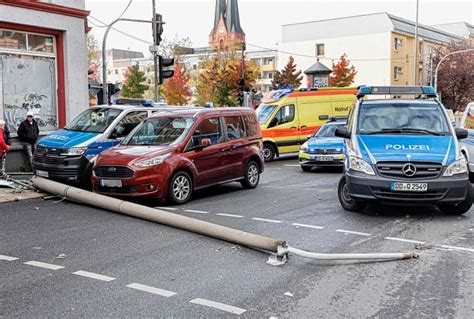 Update Polizei Rammt Stra Enlaterne W Hrend Einsatz Drei Verletzte