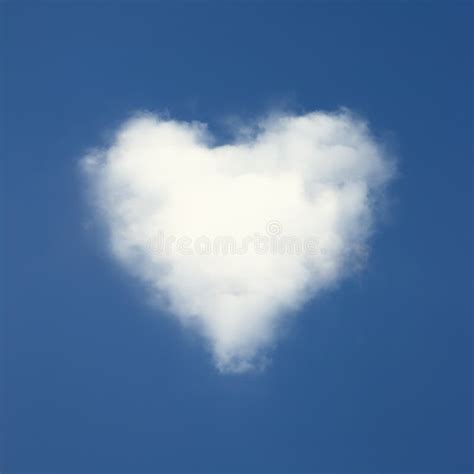 Nuages En Forme De Coeur Sur Le Ciel Bleu Image Image