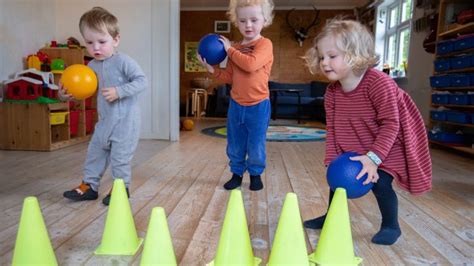 Kaste baller på kjegler Aktiv i barnehagen