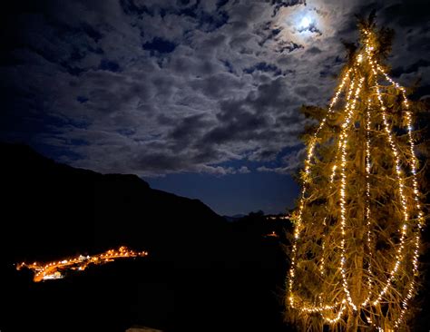 Ad Arquata Torna Ad Accendersi Lalbero Di Natale Gazzetta Di Ascoli